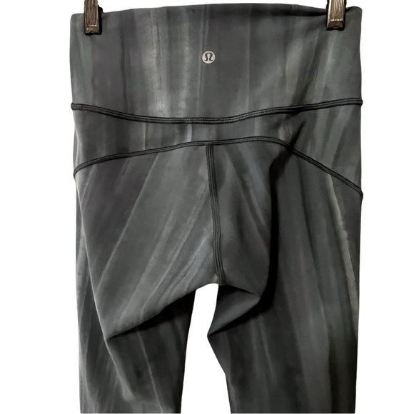 Lululemon In Movement Tight 25" *Everlux
Linear Spray Dye White Deep Ocean 4 - Picture 8 of 15